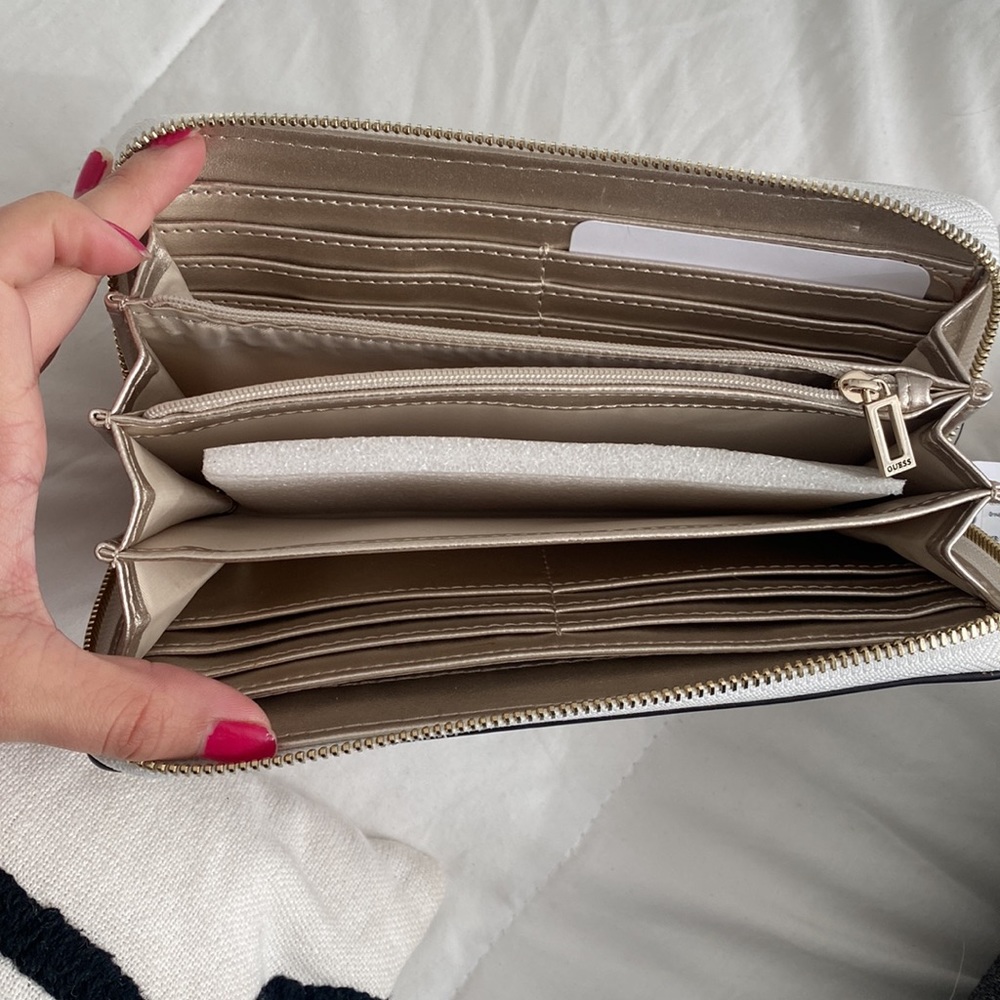 GUESS wallet - Picture 3 of 4